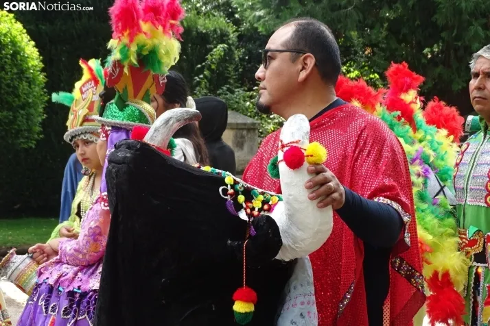 Una imagen de la fiesta boliviana esta mañana en la Dehesa. (PC
