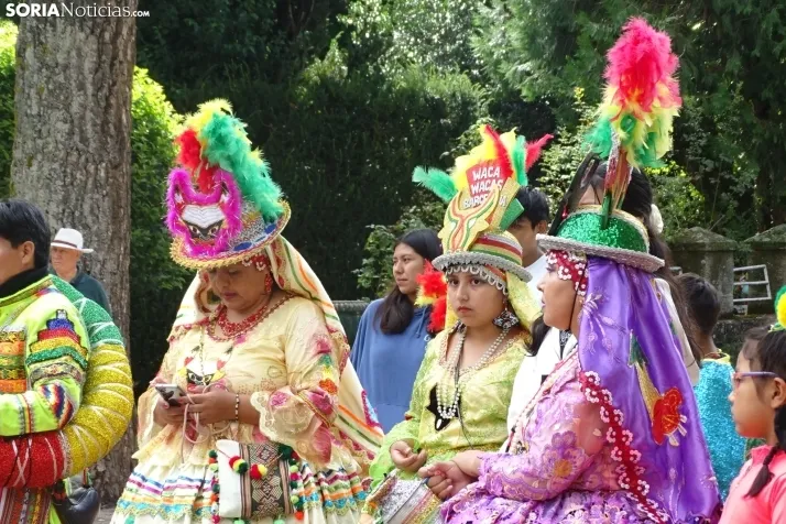 Una imagen de la fiesta boliviana esta mañana en la Dehesa. (PC