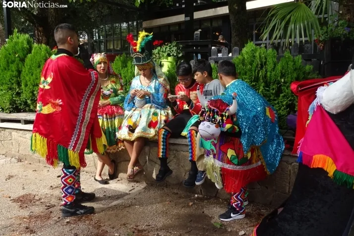 Una imagen de la fiesta boliviana esta mañana en la Dehesa. (PC