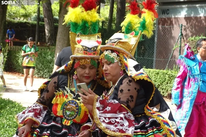Una imagen de la fiesta boliviana esta mañana en la Dehesa. (PC