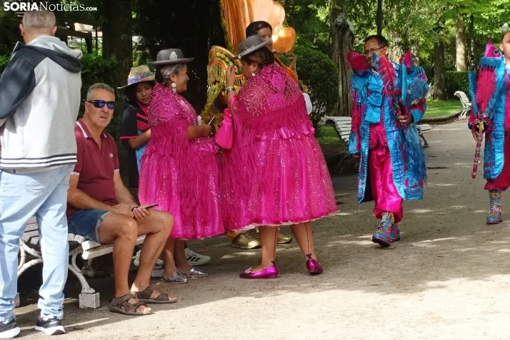 Una imagen de la fiesta boliviana esta mañana en la Dehesa. (PC