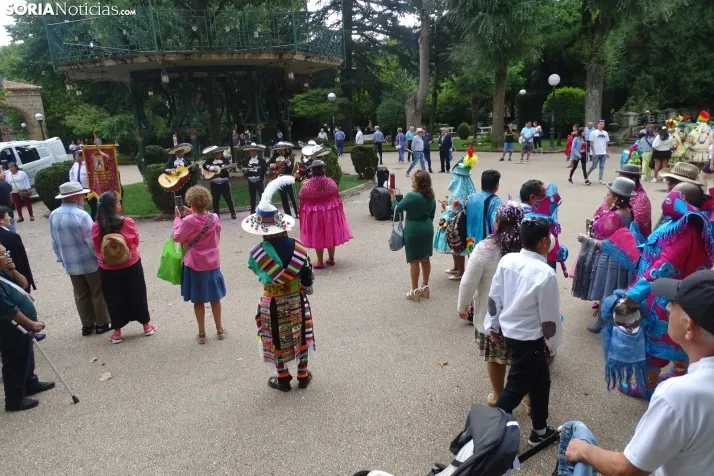 Una imagen de la fiesta boliviana esta mañana en la Dehesa. (PC