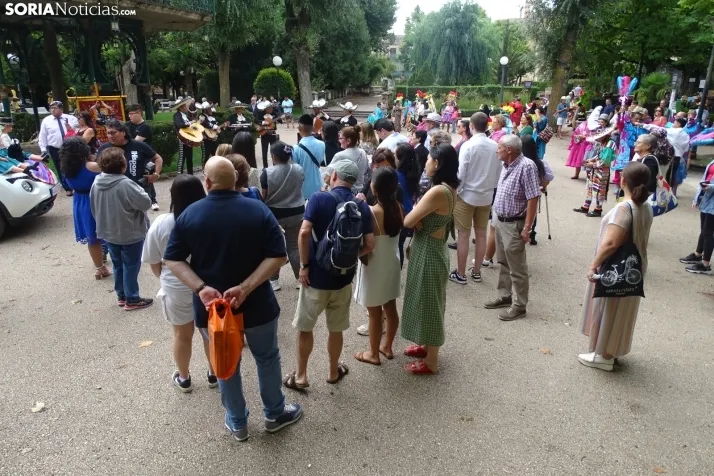 Una imagen de la fiesta boliviana esta mañana en la Dehesa. (PC