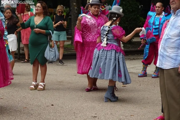 Una imagen de la fiesta boliviana esta mañana en la Dehesa. (PC