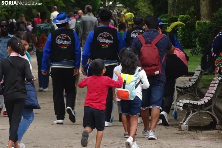 Una imagen de la fiesta boliviana esta mañana en la Dehesa. (PC