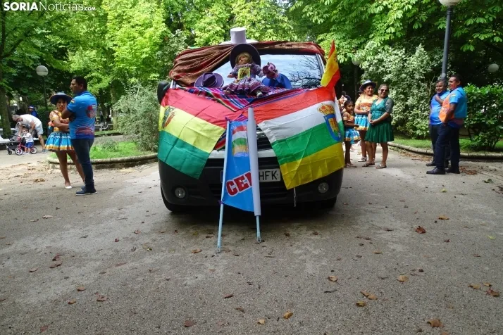 Una imagen de la fiesta boliviana esta mañana en la Dehesa. (PC