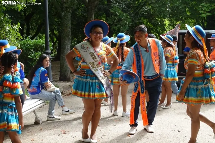 Una imagen de la fiesta boliviana esta mañana en la Dehesa. (PC