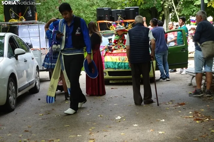 Una imagen de la fiesta boliviana esta mañana en la Dehesa. (PC