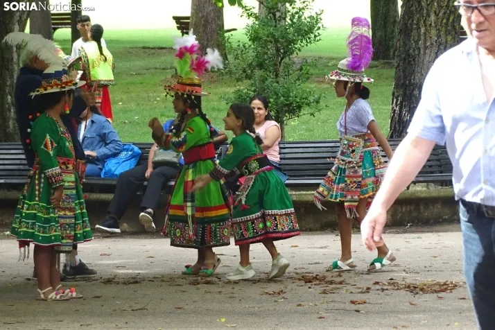 Una imagen de la fiesta boliviana esta mañana en la Dehesa. (PC