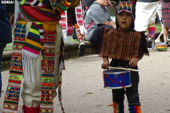 Una imagen de la fiesta boliviana esta mañana en la Dehesa. (PC