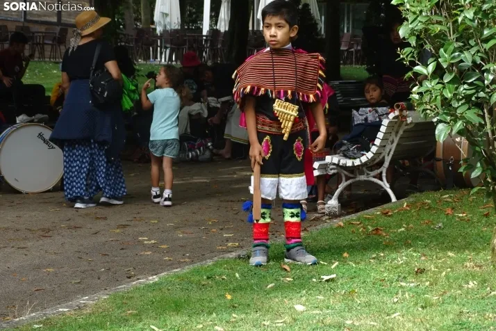 Una imagen de la fiesta boliviana esta mañana en la Dehesa. (PC