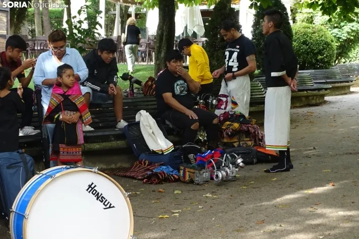 Una imagen de la fiesta boliviana esta mañana en la Dehesa. (PC