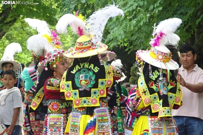 Una imagen de la fiesta boliviana esta mañana en la Dehesa. (PC