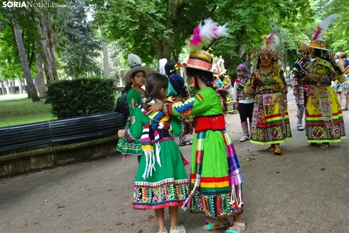 Una imagen de la fiesta boliviana esta mañana en la Dehesa. (PC