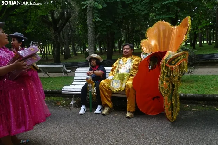 Una imagen de la fiesta boliviana esta mañana en la Dehesa. (PC