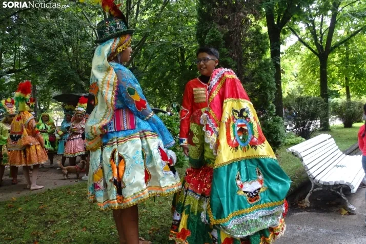 Una imagen de la fiesta boliviana esta mañana en la Dehesa. (PC