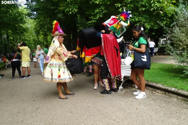 Una imagen de la fiesta boliviana esta mañana en la Dehesa. (PC