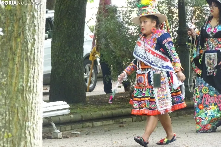 Una imagen de la fiesta boliviana esta mañana en la Dehesa. (PC