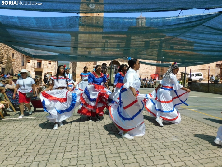 GALER&Iacute;A | Los ritmos latinos llenan de alegr&iacute;a El Royo durante la celebraci&oacute;n de las VII 