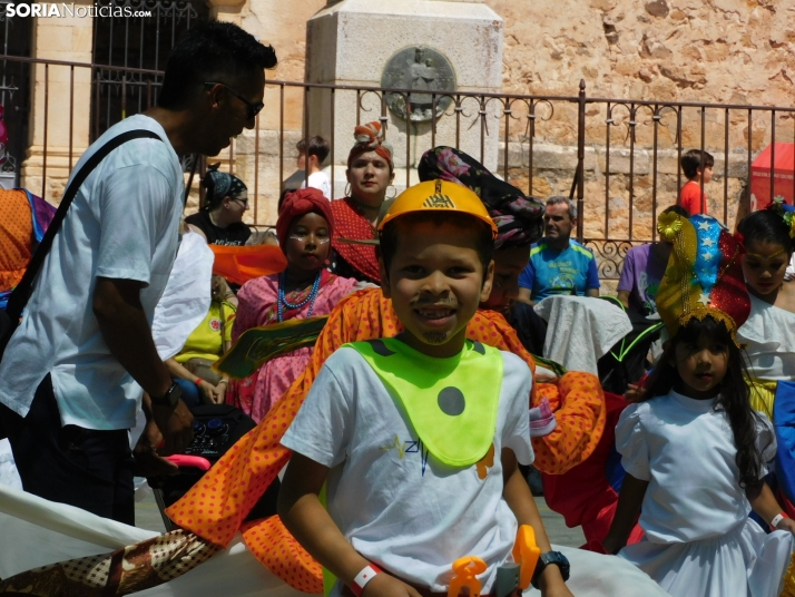 GALER&Iacute;A | Los ritmos latinos llenan de alegr&iacute;a El Royo durante la celebraci&oacute;n de las VII 