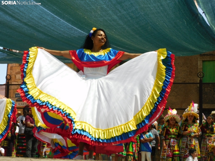 GALER&Iacute;A | Los ritmos latinos llenan de alegr&iacute;a El Royo durante la celebraci&oacute;n de las VII 