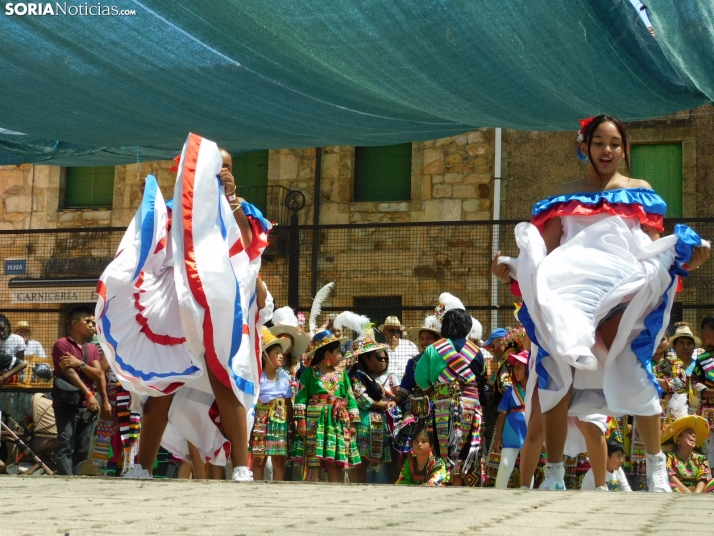 GALER&Iacute;A | Los ritmos latinos llenan de alegr&iacute;a El Royo durante la celebraci&oacute;n de las VII 