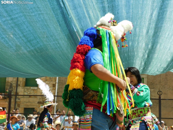 GALER&Iacute;A | Los ritmos latinos llenan de alegr&iacute;a El Royo durante la celebraci&oacute;n de las VII 