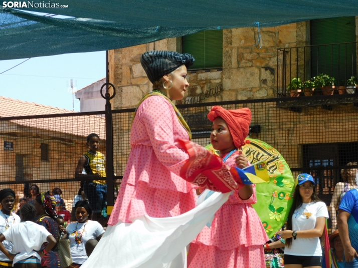 GALER&Iacute;A | Los ritmos latinos llenan de alegr&iacute;a El Royo durante la celebraci&oacute;n de las VII 