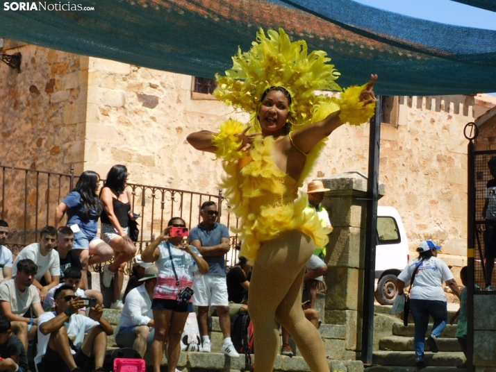 GALER&Iacute;A | Los ritmos latinos llenan de alegr&iacute;a El Royo durante la celebraci&oacute;n de las VII 