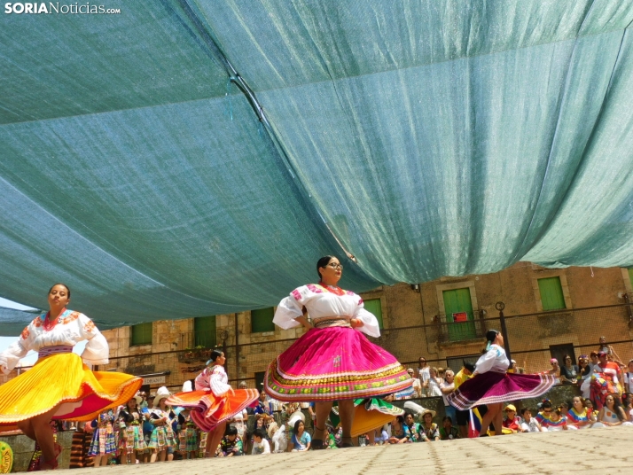 GALER&Iacute;A | Los ritmos latinos llenan de alegr&iacute;a El Royo durante la celebraci&oacute;n de las VII 