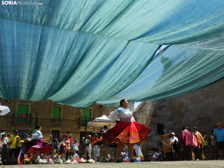 GALER&Iacute;A | Los ritmos latinos llenan de alegr&iacute;a El Royo durante la celebraci&oacute;n de las VII 