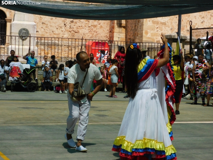 GALER&Iacute;A | Los ritmos latinos llenan de alegr&iacute;a El Royo durante la celebraci&oacute;n de las VII 