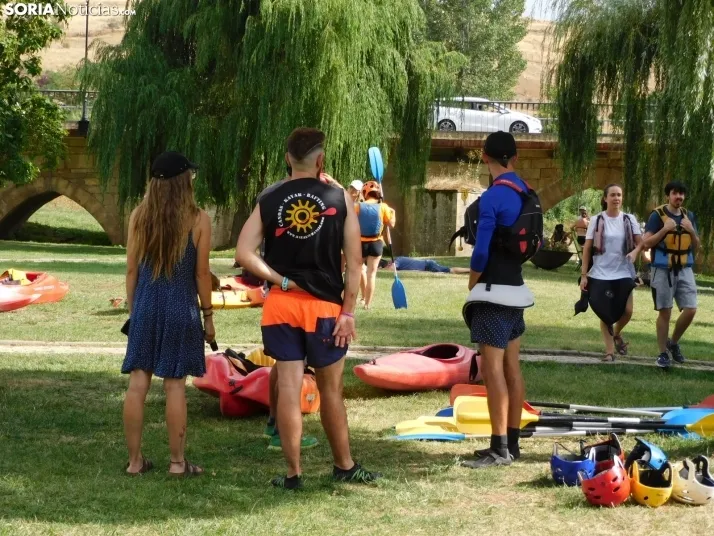 El r&iacute;o de Garray se llena de pirag&uuml;istas en honor a Pablo N&uacute;&ntilde;ez, en fotos