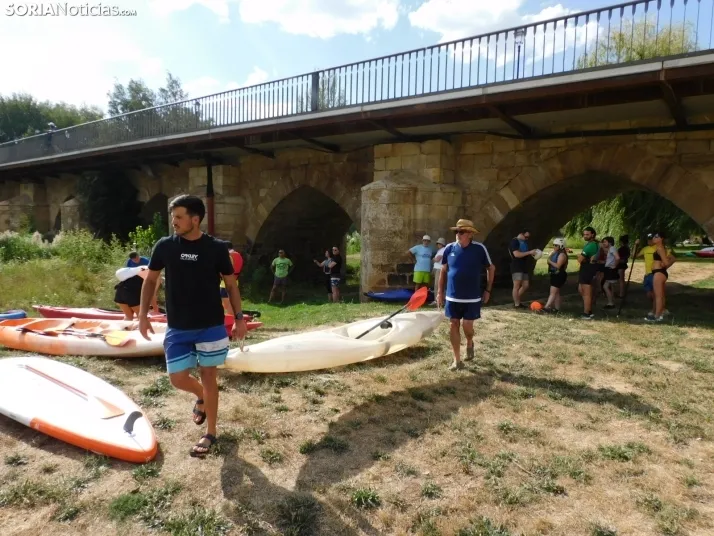 El r&iacute;o de Garray se llena de pirag&uuml;istas en honor a Pablo N&uacute;&ntilde;ez, en fotos