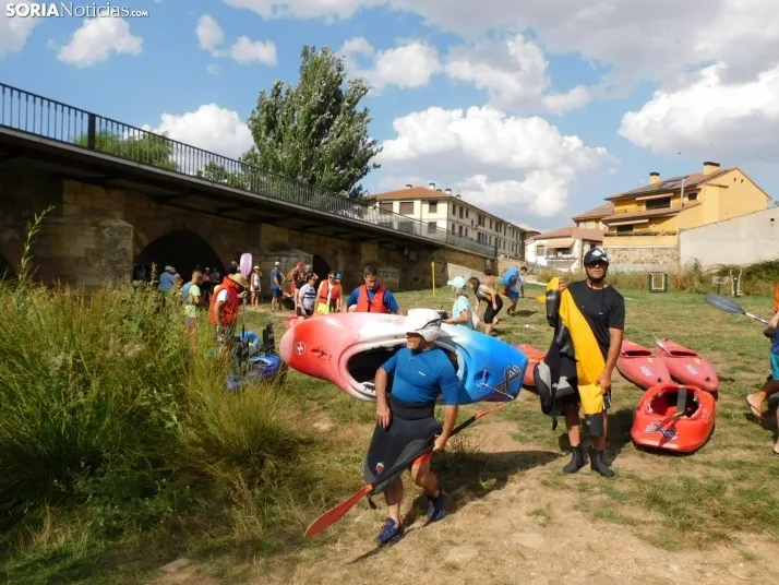 El r&iacute;o de Garray se llena de pirag&uuml;istas en honor a Pablo N&uacute;&ntilde;ez, en fotos