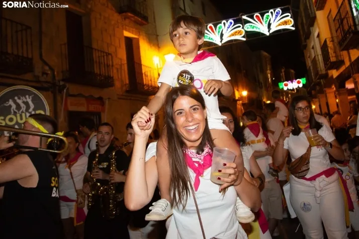 Desfile de peñas El Burgo 2024
