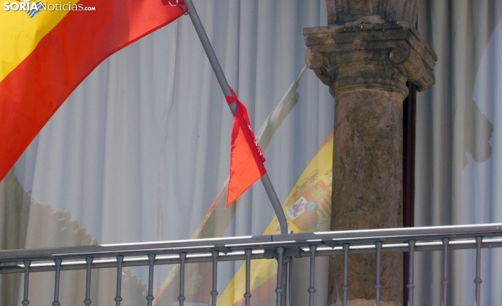 Un pañuelo rojo en el asta de la Bandera de España, sobre el balcón del Ayuntamiento, confirma festejos taurinos para San Miguel. /SN