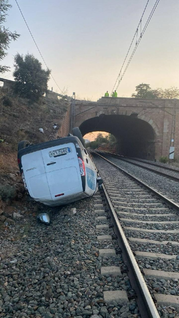 Un hombre herido debido a la salida y precipitación de su vehículo a las vías del tren en Arcos de Jaón
