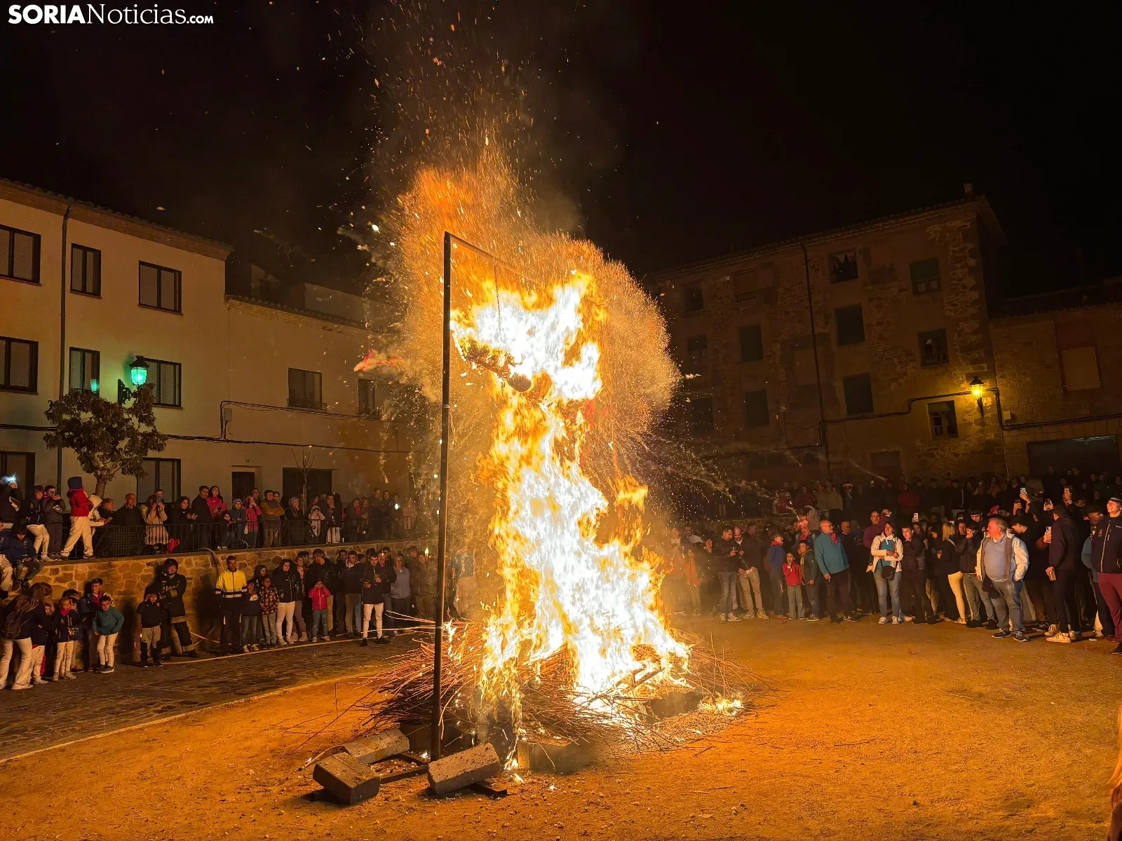 Foto 2 - &Aacute;greda quema sus diablillos y da comienzo a sus fiestas de San Miguel