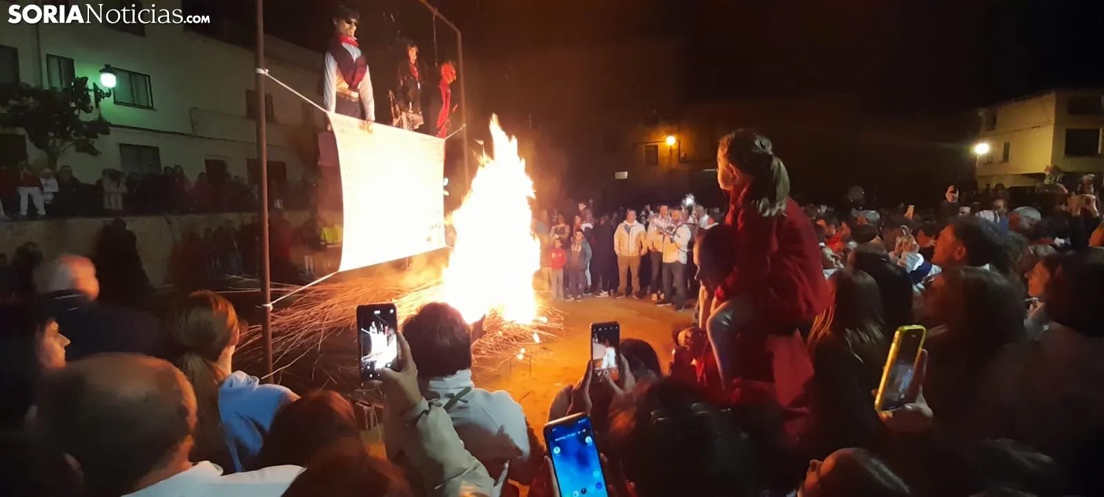 Foto 8 - &Aacute;greda quema sus diablillos y da comienzo a sus fiestas de San Miguel