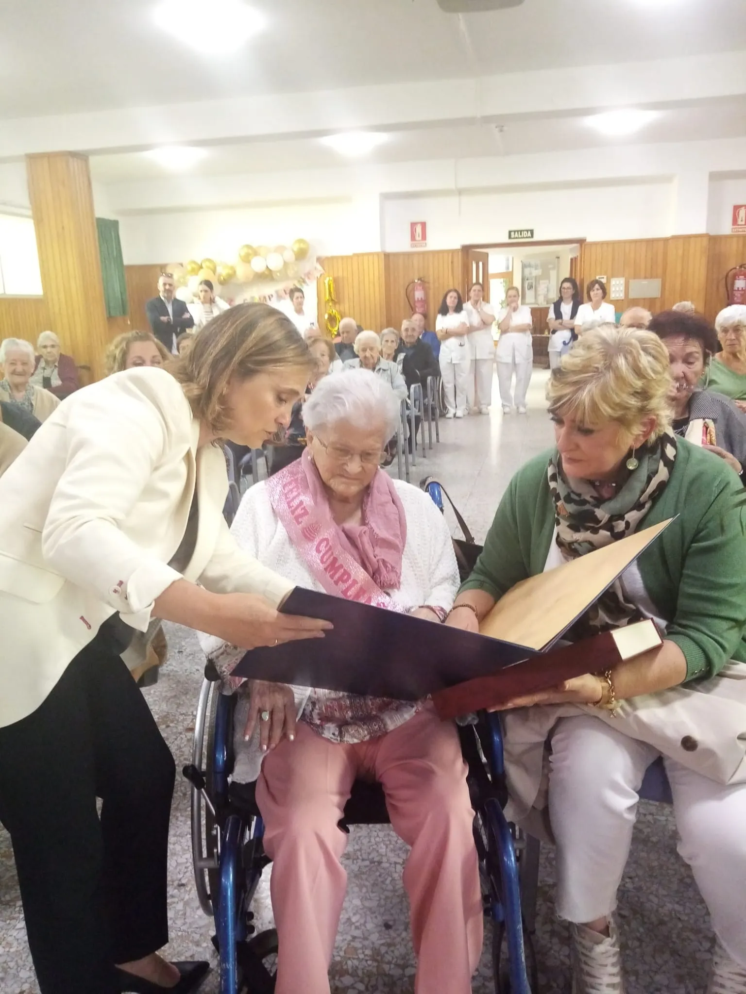 Foto 2 - Consuelo Rubio Calvo celebra sus cien a&ntilde;os en la residencia Virgen de los Milagros