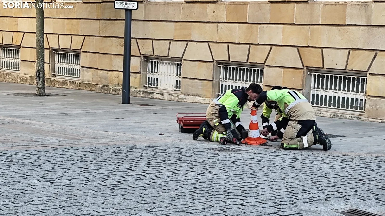 Foto 2 - Peque&ntilde;o susto frente a la Subdelegaci&oacute;n del Gobierno 