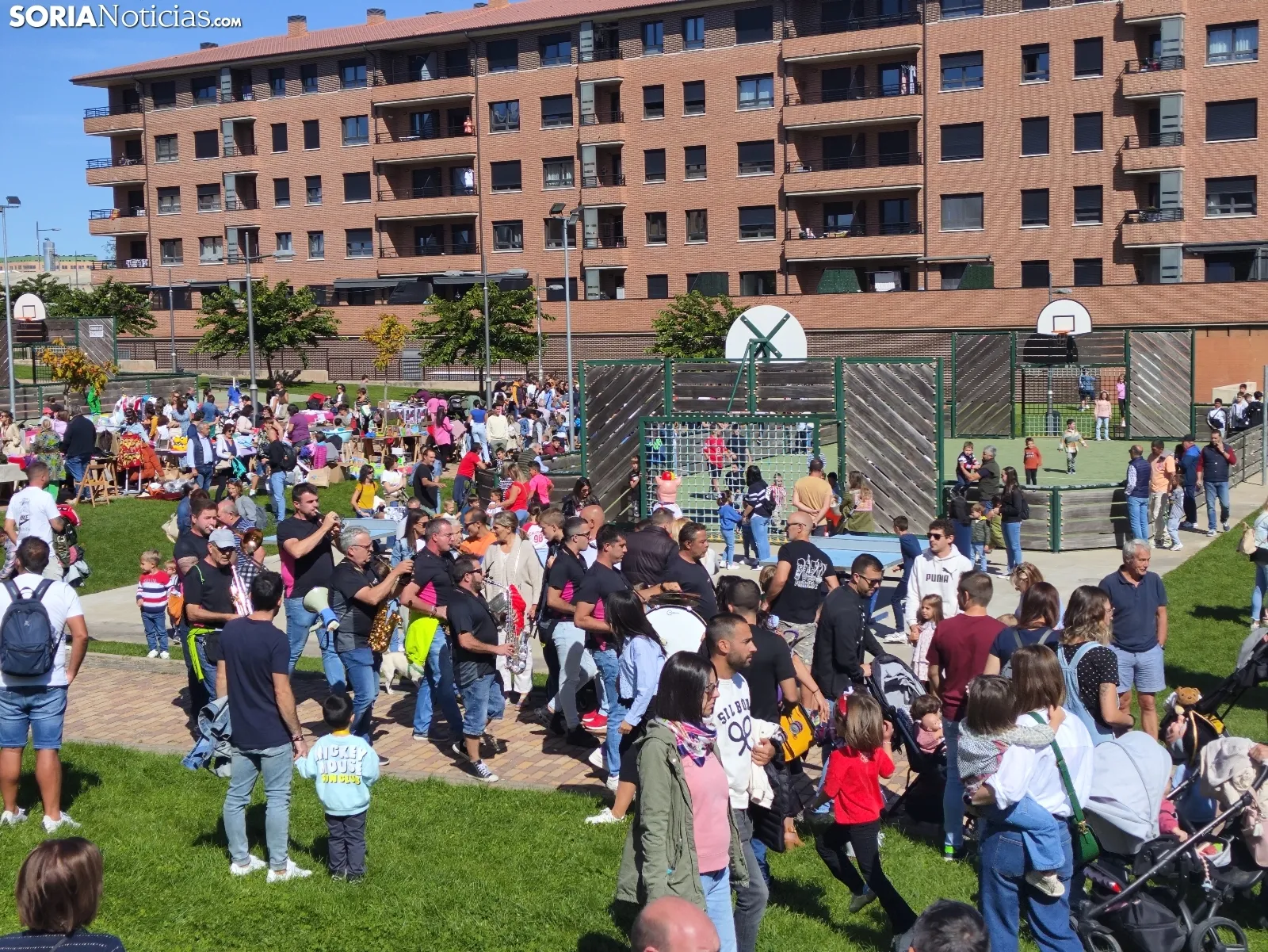 Foto 10 - El barrio m&aacute;s joven de Soria festeja y se reivindica 