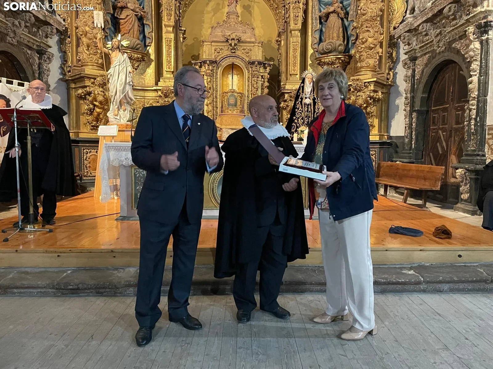 Foto 2 - La Santa Vera Cruz de &Aacute;greda homenajea a dos de sus hermanos de honor