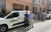 José María Pascual (izda.) y Ángel Sainz, de Rebi, frente a la entrada al inmueble de Santo Domingo de Silos 6. /Rebi