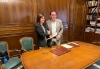 Benito Serrano y Milagro Pérez en la firma del convenio.