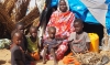 Una familia de refugiados sudaneses se refugia en Adre, en la frontera con Chad. /ACNUR-Ying Hu 