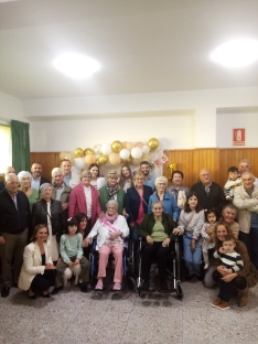 Foto 4 - Consuelo Rubio Calvo celebra sus cien años en la residencia Virgen de los Milagros