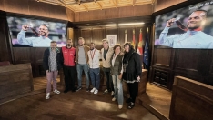 El atleta, en el centro, durante el recimiento hoy en el ayuntamiento. /Ayto.