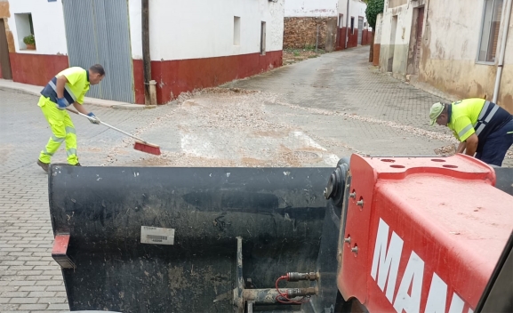 Personal de la Diputación actúa tras la fuerte tromba de agua en Castilruiz